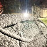 In Fröndenberg-Frömern bedeckt am späten Nachmittag des 19.11. Schnee ein Auto.