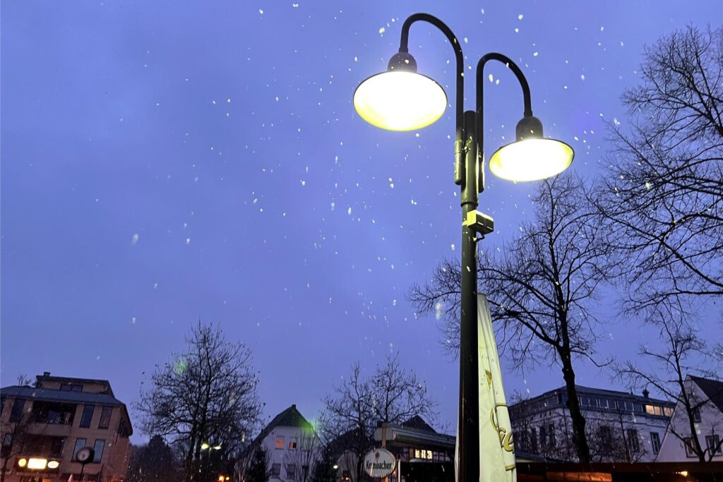 Am Marktplatz in Kamen fällt am 19.11. Schnee Am Marktplatz in Kamen fällt am 19.11. Schnee