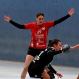 Alexandra Hitz, Vanessa Rohlf, Emily Ritter (in Rot, v.l.) spielen Handball.
