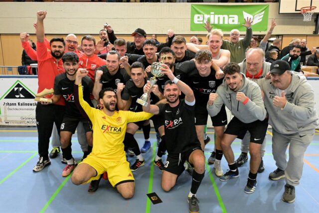 Fußballspieler des Lüner SV jubeln bei der HSM Lünen.