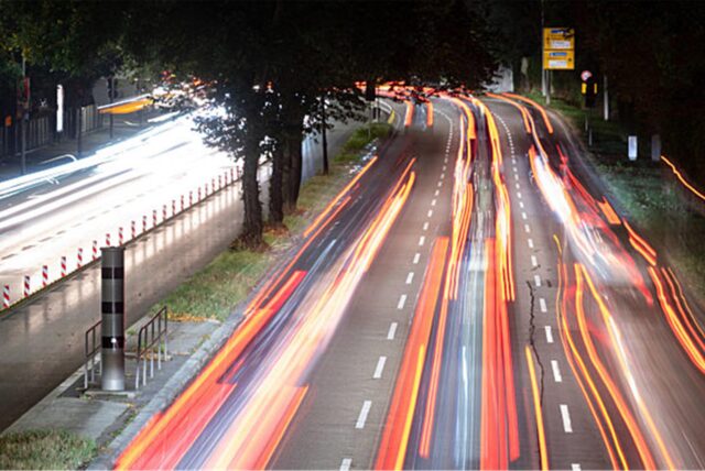 Autofahrer auf einer Straße (Symbolbild).