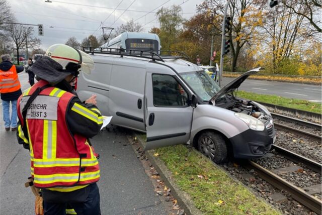 Verkehrsunfall zwischen PKW und Straßenbahn