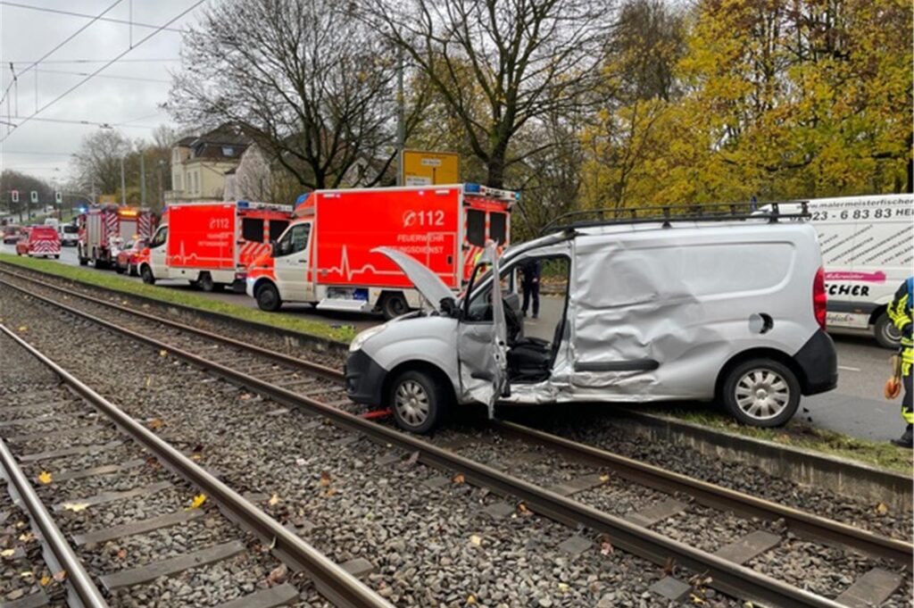 Verkehrsunfall zwischen PKW und Straßenbahn Verkehrsunfall zwischen PKW und Straßenbahn