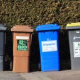 Tonnen für Hausmüll, Bioabfälle, Altpapier und Wertstoffe stehen zur Entsorgung von Abfällen bereit