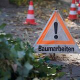 Warnschild wegen Baumarbeiten steht auf dem Boden.