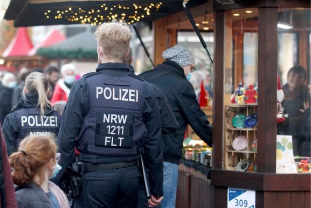 Auch in diesem Jahr zeigt die Polizei in Nordrhein-Westfalen auf Hunderten Weihnachtsmärkten Präsenz. (Archivbild)