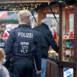 Auch in diesem Jahr zeigt die Polizei in Nordrhein-Westfalen auf Hunderten Weihnachtsmärkten Präsenz. (Archivbild)