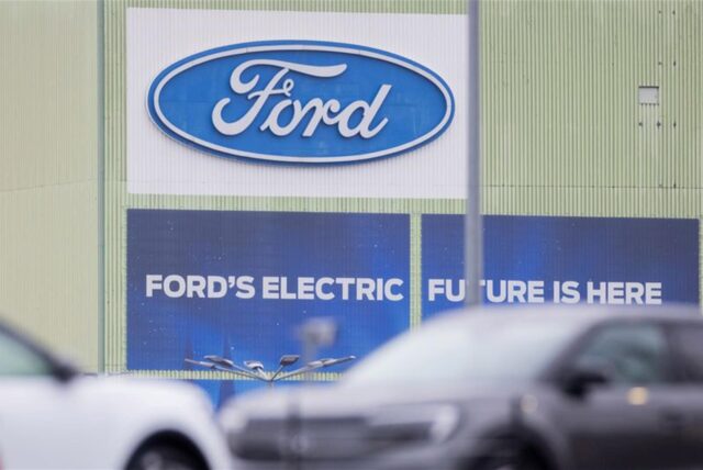 Ford Elektroautos vom Typ Explorer stehen auf Autotransportern auf dem Werksgelände von Ford.