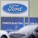 Ford Elektroautos vom Typ Explorer stehen auf Autotransportern auf dem Werksgelände von Ford.