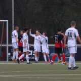 Der Geisecker SV feiert ein Tor von Tim Finkhaus.