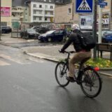 Ein Radfahrer fährt über die Lange Straße in Dortmund.