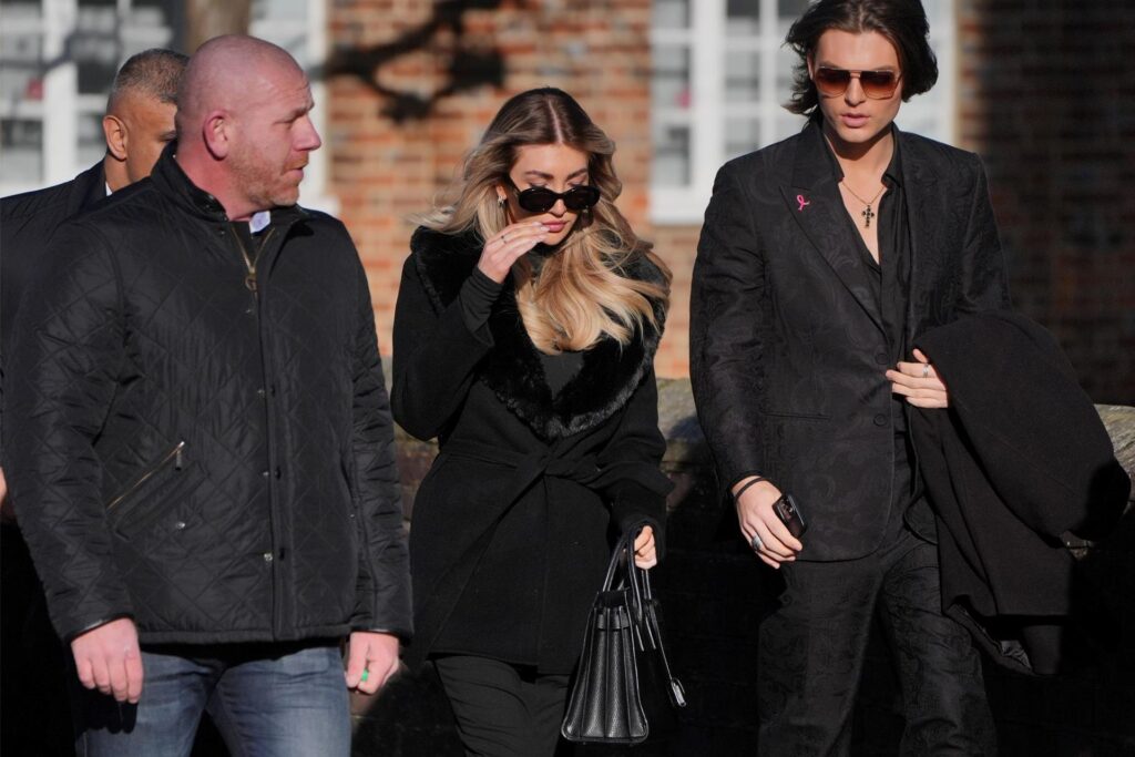 Kate Cassidy (M) und Damian Hurley (r) kommen zur Trauerfeier von One Direction-Sänger Liam Payne in der St. Mary's Church in Amersham, Kate Cassidy (M) und Damian Hurley (r) kommen zur Trauerfeier von One Direction-Sänger Liam Payne in der St. Mary's Church in Amersham,