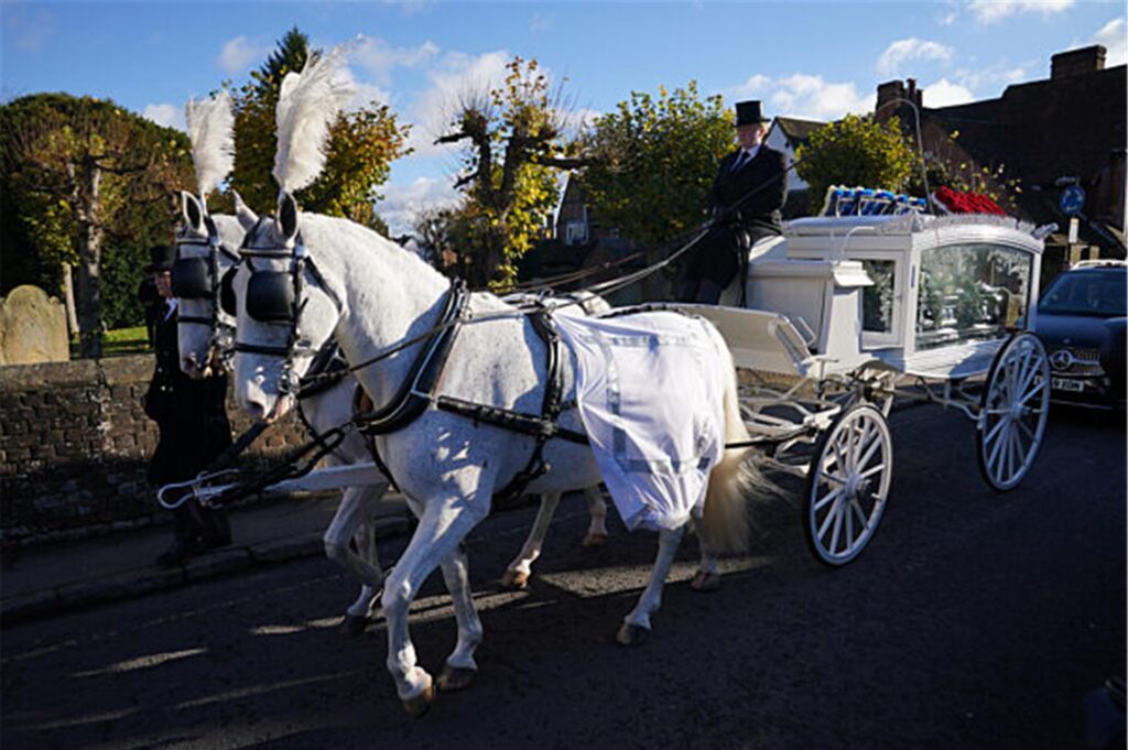 Eine Pferdekutsche mit dem Sarg von Liam Payne kommt zur Trauerfeier für den One Direction-Sänger in der St. Mary's Church in Amersham, Buckinghamshire, an. Eine Pferdekutsche mit dem Sarg von Liam Payne kommt zur Trauerfeier für den One Direction-Sänger in der St. Mary's Church in Amersham, Buckinghamshire, an.