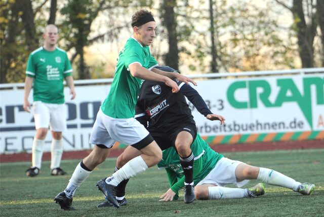 Spieler von der SG Eintracht Ergste setzt sich im Zweikampf durch.