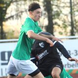 Spieler von der SG Eintracht Ergste setzt sich im Zweikampf durch.
