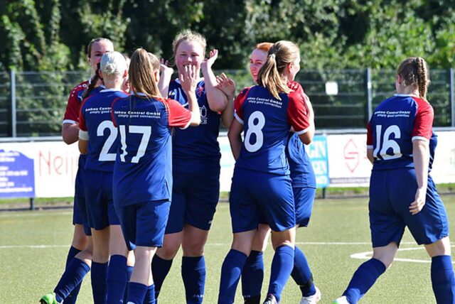 Jubeltraube der Werner SC-Frauen nach einem Tor.