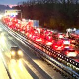 Nach einem Unfall auf der A44 staut sich der Verkehr