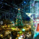Dreimal derselbe Weihnachtsbaum in Dortmund in unterschiedlichen Farben.