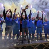 Die Mannschaft feiert mit Rauchfackeln den Pokal der Übergewichtigen Liga NRW.