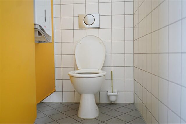 Blick in eine Schultoilette in Berlin.