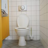 Blick in eine Schultoilette in Berlin.