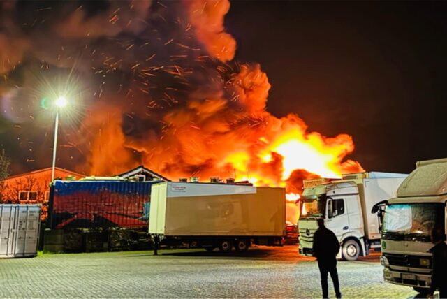 Feuer in einer Gewerbehalle