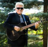 Foto-Montage von Heino, der im Wald mit einer Gitarre steht, und Campino, Sänger der Toten Hosen, bei einem Konzert.
