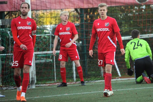 Spieler vom SC Berchum/Garenfeld gehen nach einem Gegentor frustriert zurück.