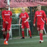 Spieler vom SC Berchum/Garenfeld gehen nach einem Gegentor frustriert zurück.