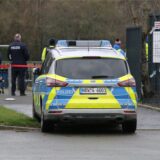 Ein Polizeiauto steht vor der Sportanlage des VfL Kamen.