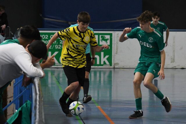Zwei Spieler im Zweikampf.