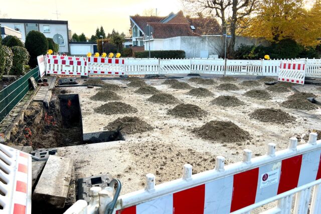 In einer Baustelle in Unna sind zahlreiche Bohrlöcher in symmetrischer Anordnung