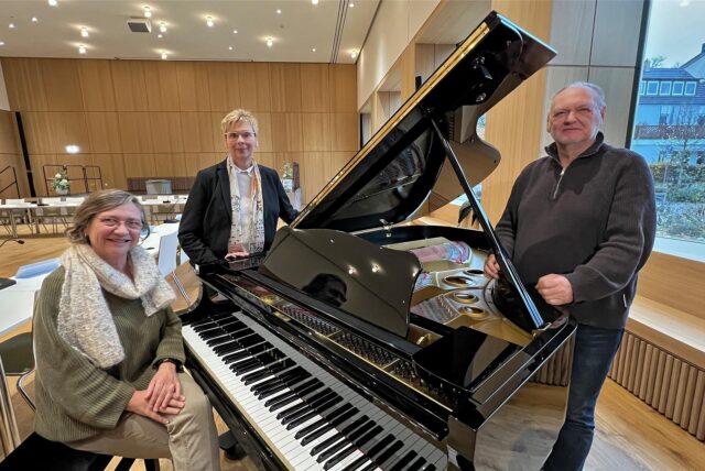 Die Initiatoren des Crowd-Fundings, Felicitas Stephan, Bürgermeisterin Ulrike Drossel und Uli Bär, haben sich um den Flügel im Emschersaal versammelt.