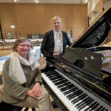 Die Initiatoren des Crowd-Fundings, Felicitas Stephan, Bürgermeisterin Ulrike Drossel und Uli Bär, haben sich um den Flügel im Emschersaal versammelt.