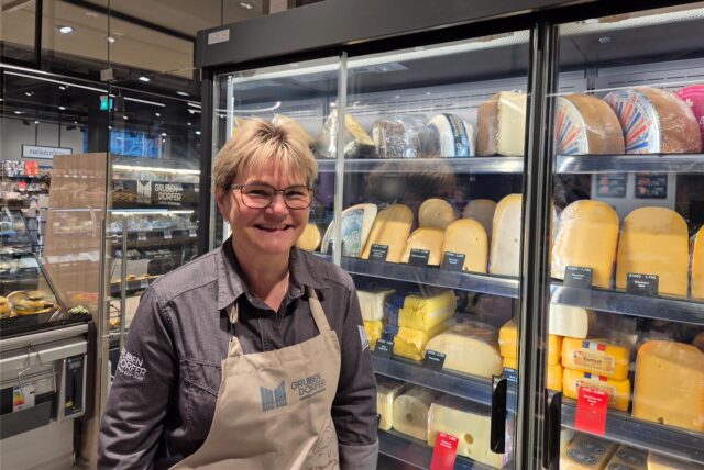 Kerstin Schlieker arbeitet als Käsefachkraft im Marktkauf in Dortmund-Aplerbeck.
