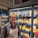 Kerstin Schlieker arbeitet als Käsefachkraft im Marktkauf in Dortmund-Aplerbeck.