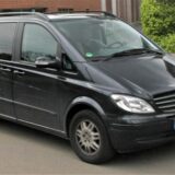 Ein schwarzer Mercedes-Transporter.