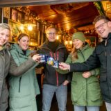Menschen mit Glühwein auf dem Weihnachtsmarkt in Lünen