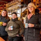 Menschen mit Glühwein in den Händen