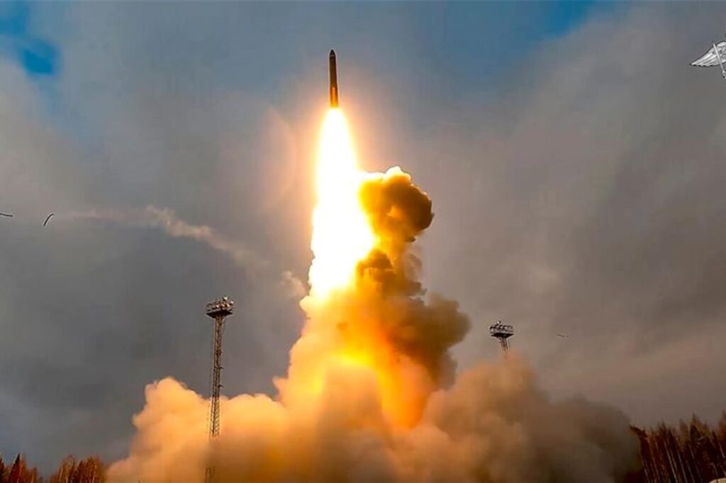 Eine ballistische Interkontinentalrakete des Typs Yars vom Startplatz Plesetsk wird im Nordwesten Russlands abgefeuert Eine ballistische Interkontinentalrakete des Typs Yars vom Startplatz Plesetsk wird im Nordwesten Russlands abgefeuert