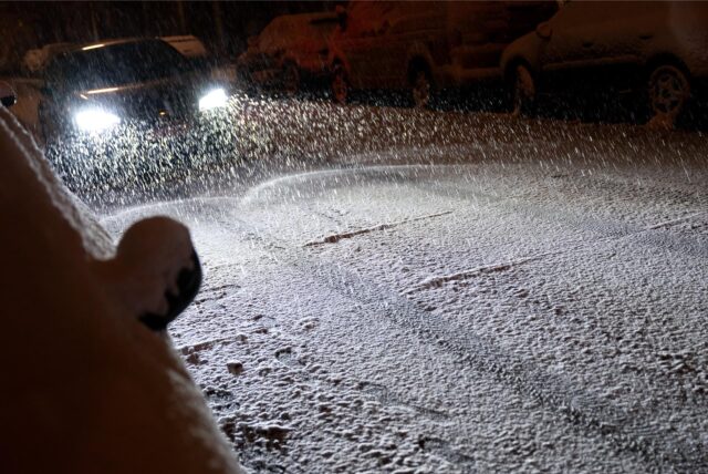 Ein Auto im Schnee.