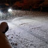 Ein Auto im Schnee.