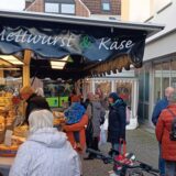 Kunden stehen an einem Verkaufswagen auf dem Wochenmarkt in Ascheberg.