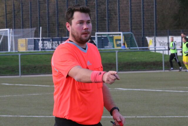 Shawn Glaeser zeigt auf etwas.