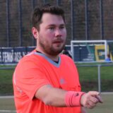 Shawn Glaeser zeigt auf etwas.