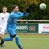 SV Preußen-Torwart Sven König fängt den Ball