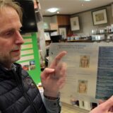 Ein Fotograf zeigt eine Schablone für das Anfertigen von Passbildern