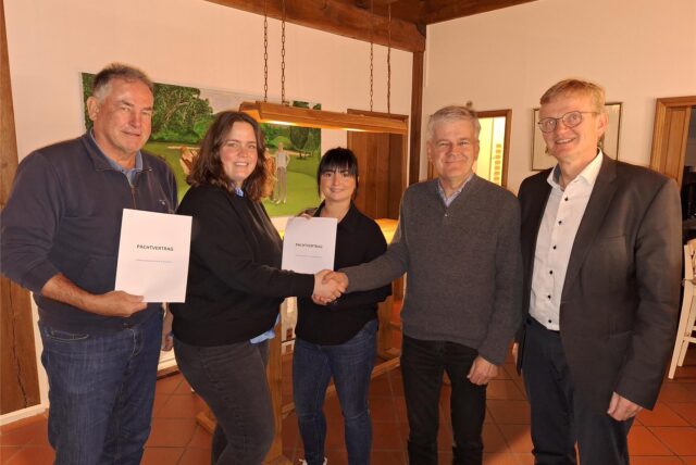 Vizepräsident Dr. Uli Paschedag, die Pächterinnen Anne Wacker und Christine Koch, Präsident Benedikt Striepens und Schatzmeister Ulrich Beckmann.