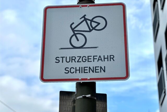 Schild in Dortmund-Brackel: Sturzgefahr Schienen.