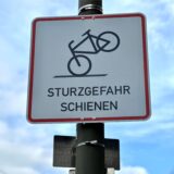 Schild in Dortmund-Brackel: Sturzgefahr Schienen.